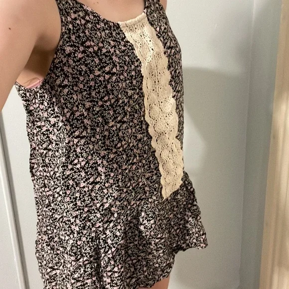 Black floral sleeveless blouse - Picture 2 of 4